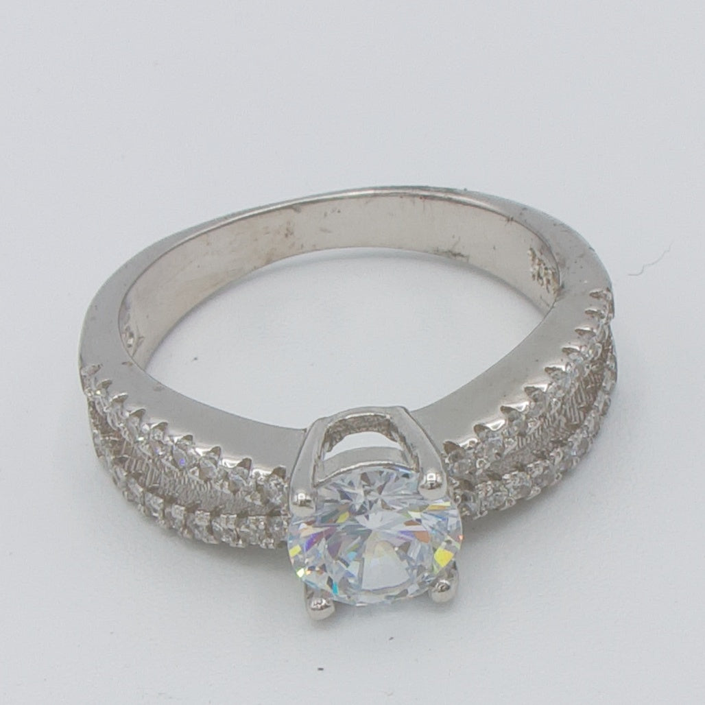 Sølv ring med splitskinne og zirkonia