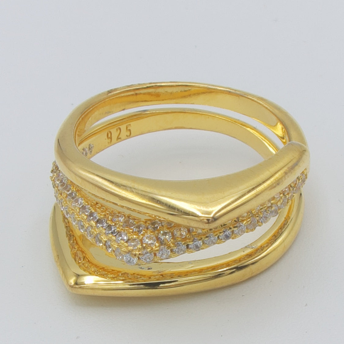 Forgyldt ring med paveret midte