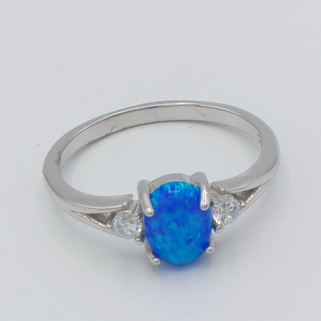 Sølv ring med blå syntetisk opal og zirkonia