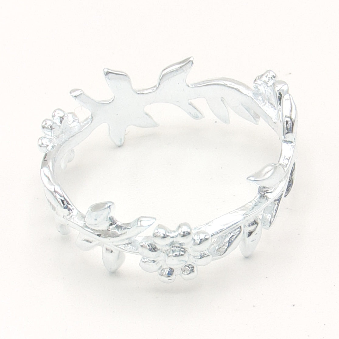 Sølv ring med blomster og blade