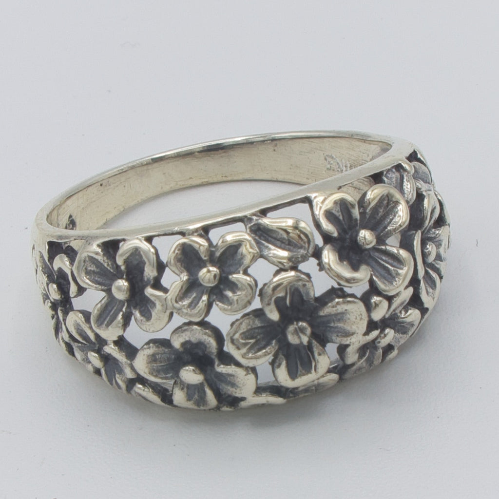 Sølv ring med oxyderede blomster