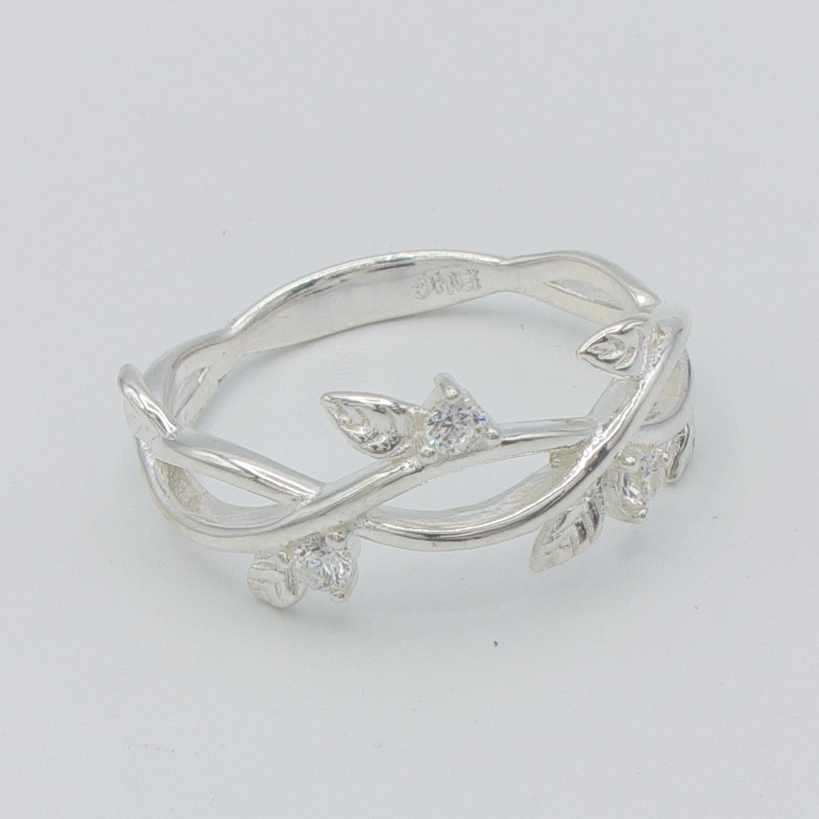 Sølv ring med blade og zirkonia