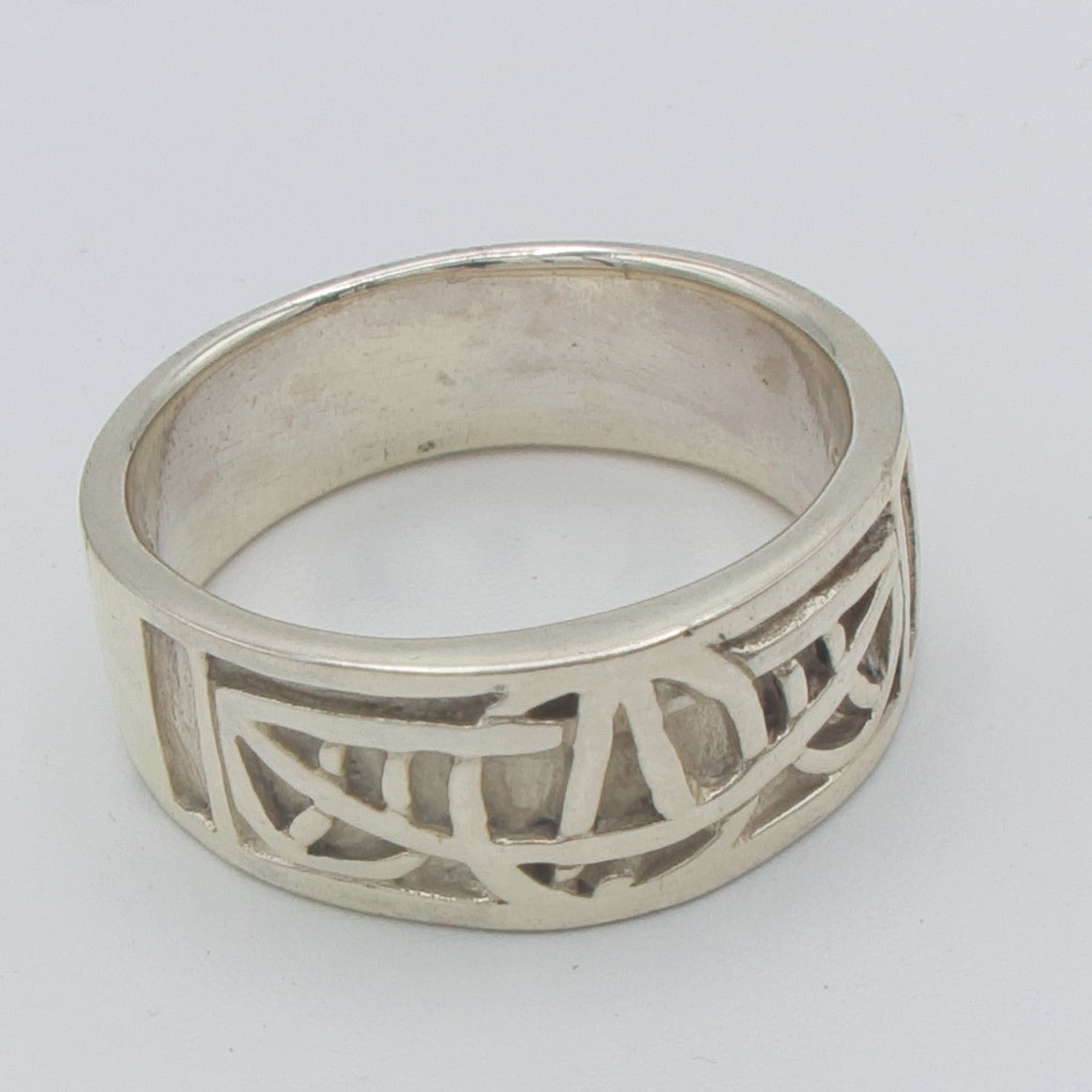 Bred sølv ring med mønster