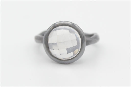 Sort rhodineret ring med milky rock crystal