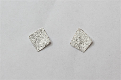 Sandblæst sølv ørestik med firkant
