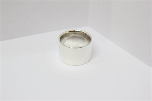 Bred og blank sølv ring