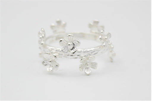 Bred sølv ring, gren og blomster