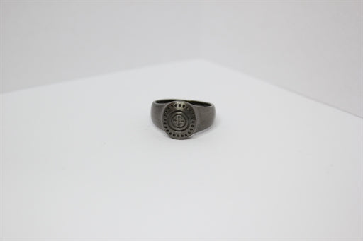 Sort rhodineret ring med mønster